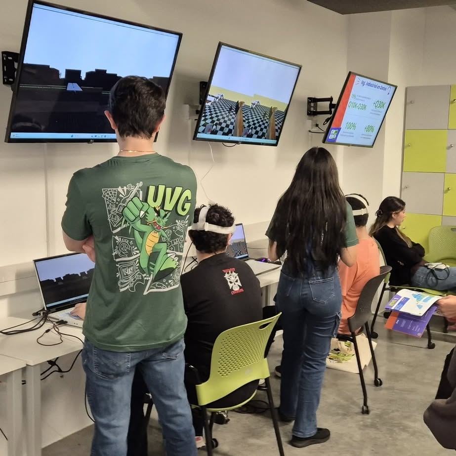 Estudiantes utilizando simuladores en el laboratorio